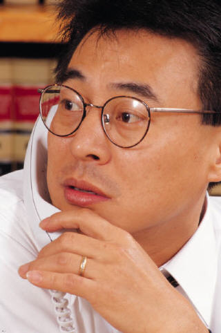 cpi26b_chinese_guy_lawbooks.jpg